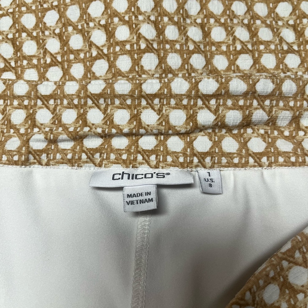 Chic Chico’s Tan and White Geometric Skort. - Picture 4 of 6